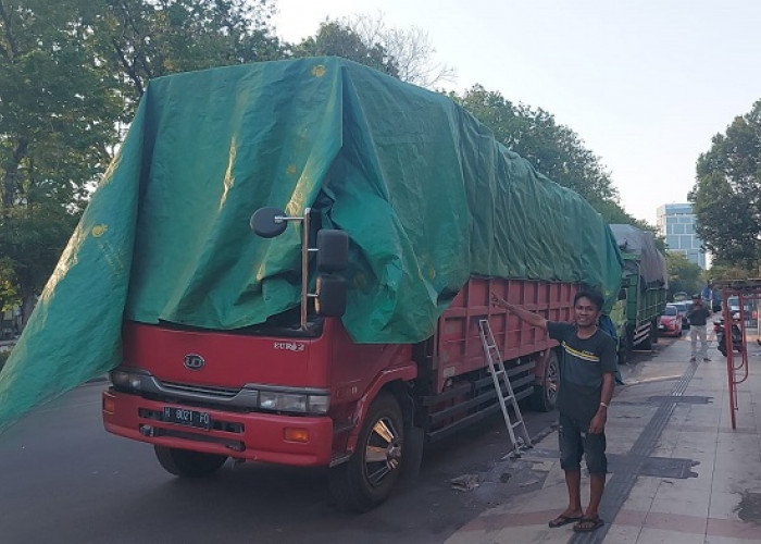 Terekam CCTV, Maling Terpal Truk Ulangi Aksi di Perak Timur Surabaya