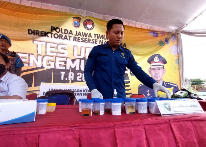 Ditresnarkoba Polda Jatim Gelar Tes Urine di Terminal Purabaya, Puluhan Sopir Bus Terjaring