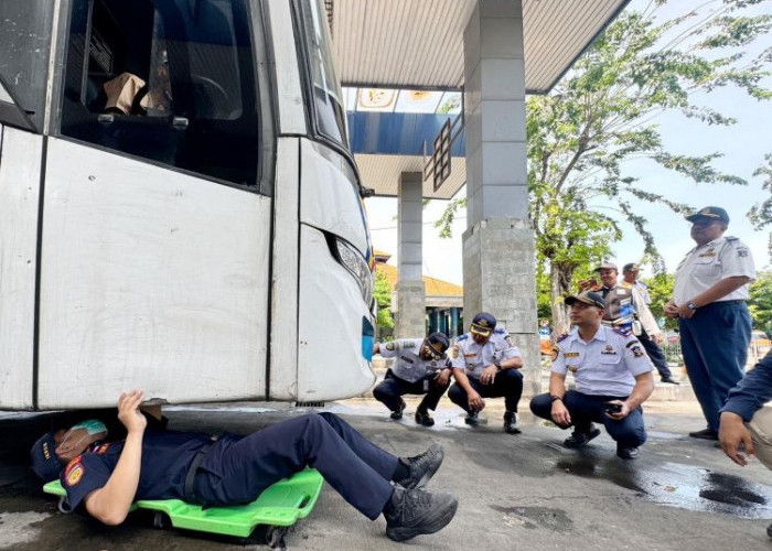 Dishub Surabaya Perketat Ramp Check Bus di Terminal Tambak Osowilangun Jelang Mudik