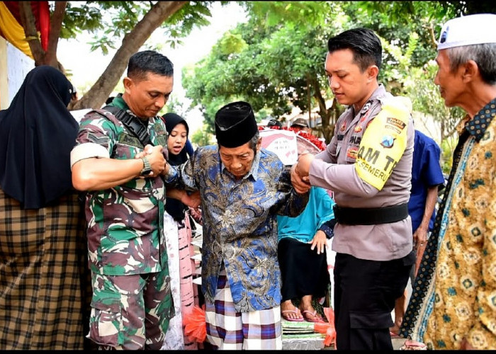 Tingkatkan Minat Masyarakat Datang ke TPS, TNI Polri di Situbondo Sediakan Layanan Antar Jemput Lansia