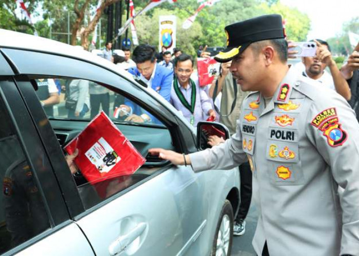 Kapolres Bangkalan AKBP Hendro Ikut Berjibaku Bagikan Bendera Merah Putih Gratis