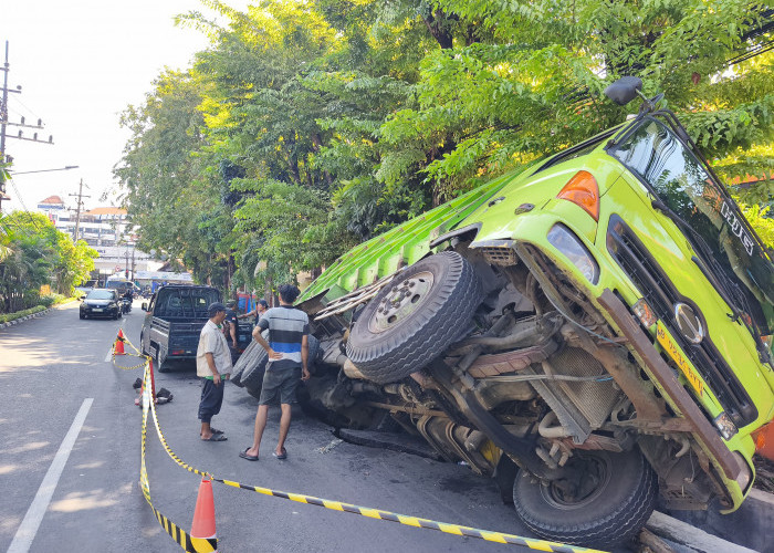 Lewati Retakan Jalan, Dump Truck Muat Pasir Terperosok di Selokan Depan SDN Kalirungkut 1