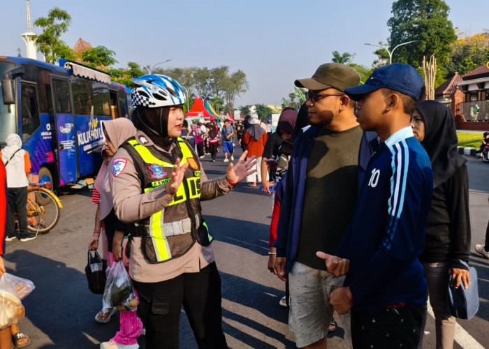 Pastikan Kondusif, Polwan Polresta Sidoarjo Laksanakan Pengamanan dan Pelayanan Humanis di Kawasan Alun-alun