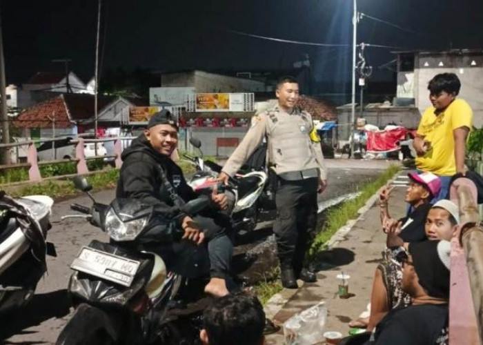 Cegah Tawuran dan Geng Motor di Surabaya, Bhabinkamtibmas Polsek Rungkut Bubarkan Pemuda Nongkrong