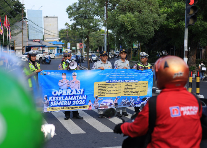 Satlantas Polres Gresik Gencarkan Edukasi Keselamatan, Pengguna Jalan Tertib Dapat Cokelat