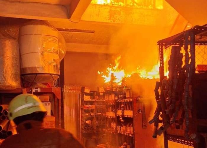 Toko Bangunan di Bratang Binangun Surabaya Membara Penyebabnya Korsleting Listrik