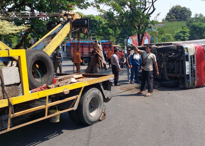Truk Boks Muat Sembako Terguling di Bundaran Dolog, Sopir Terluka
