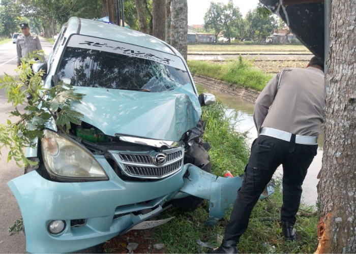 Microsleep Picu Xenia Rombongan Pemudik Asal Gresik Hantam Pohon di Gudo Jombang, 6 Luka-luka
