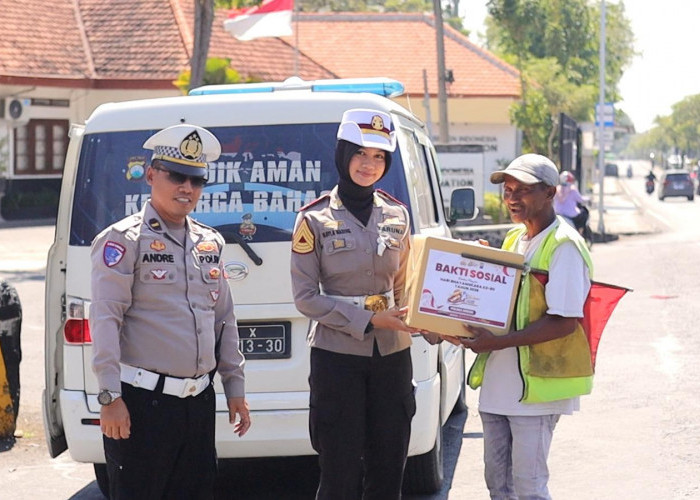 Polres Gresik Peduli Sesama, Polantas Menyapa Salurkan Bansos Bersama Taruna Akpol ke Warga dan Panti Asuhan