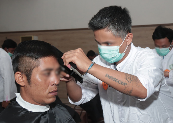 Bekal Hidup Setelah Bebas, Puluhan Warga Binaan Lapas Kediri Ikuti Uji Kompetensi Barbershop