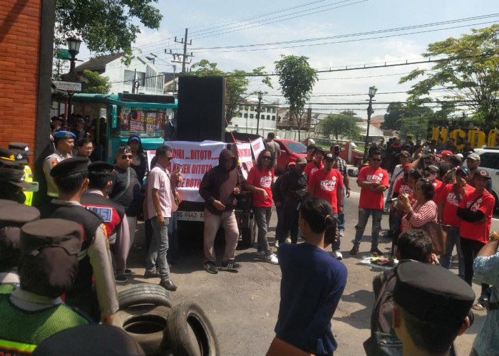 Massa Geruduk Kantor Pemkab Kediri Desak Pengusutan Tuntas Dugaan Kecurangan Rekrutmen Perangkat Desa