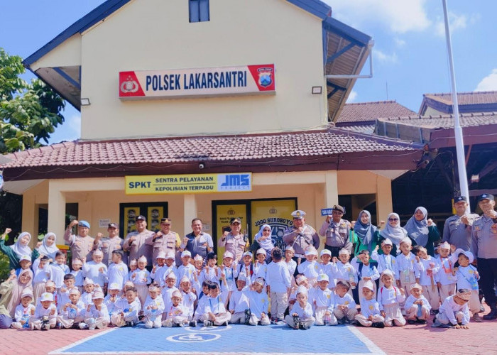 Kenalkan Budaya Sejak Dini, Puluhan Siswa KB & RA Aisyah Made Ikuti Kirab Sedekah Bumi di Polsek Lakarsantri