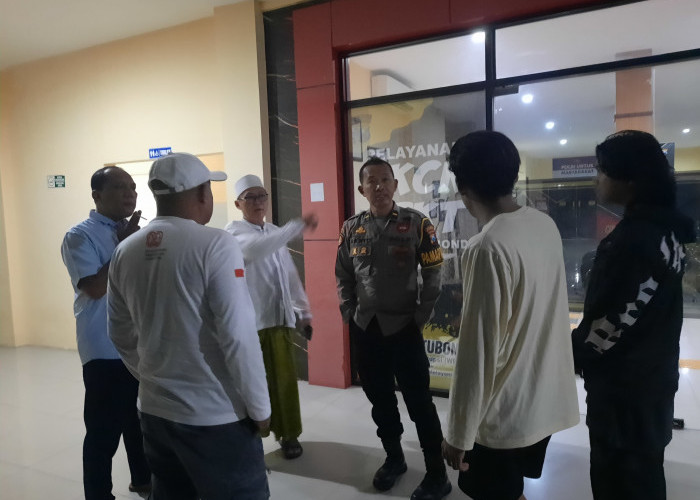 Ngaku Anggota TNI, Pria Berambut Cepak Cambuk Remaja di Situbondo Pakai Selang