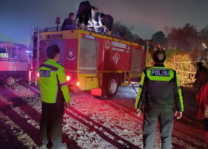 Respons Laporan Warga, Polsek Krian Bersama PMK Padamkan Kebakaran Rumput Liar di Watugolong Sidoarjo