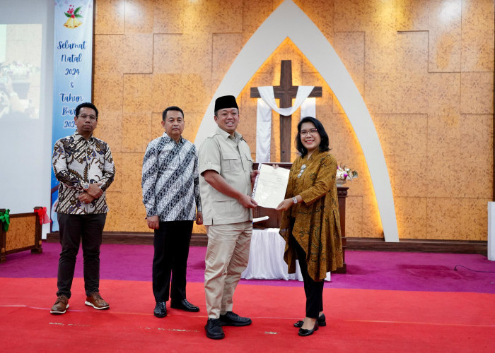 Menteri Nusron Serahkan Sertipikat untuk Gereja yang Berdiri Sejak 1968