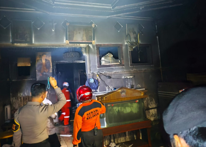 Diduga Korsleting AC, Rumah di Jalan Adityawarman Jombang Ludes Terbakar