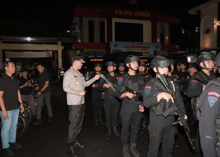 Polres Jember Gelar Patroli Skala Besar, Brimob Turun Tangan Amankan Malam Akhir Pekan