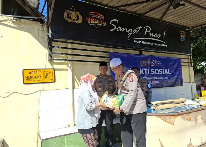 Hari Bhayangkara Ke-80, Polsek Pabean Cantikan Bagikan Sembako kepada Warga dan Jukir