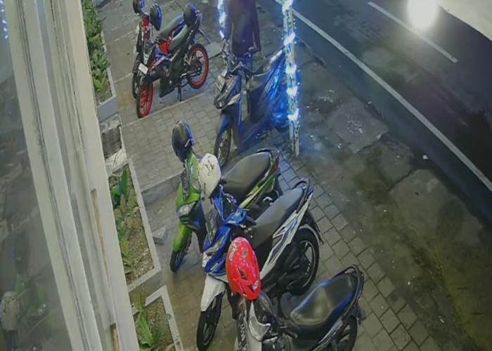 Pindahkan Helm Korban, Maling Motor Acak-Acak Parkiran Kedai Mi di Surabaya