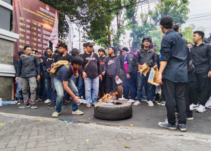 JSKK Serukan 10 Tuntutan Tragedi Kanjuruhan di Depan Gedung DPRD Malang