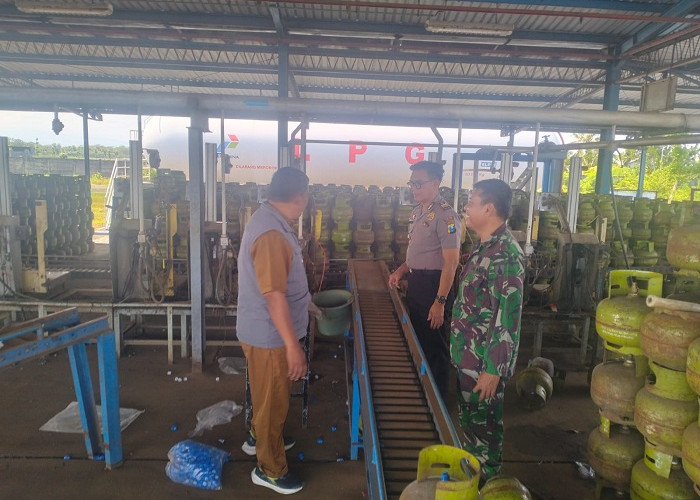  Pastikan Stok Aman dan Tepat Sasaran, Forkopimcam Sukodono Cek Distribusi Elpiji 3 Kg di Lumajang