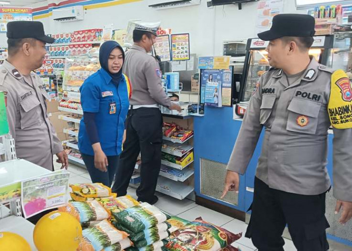 Polsek Sukomanunggal Cek Harga Sembako di Minimarket, Pastikan Stabilitas Harga Jelang Hari Besar