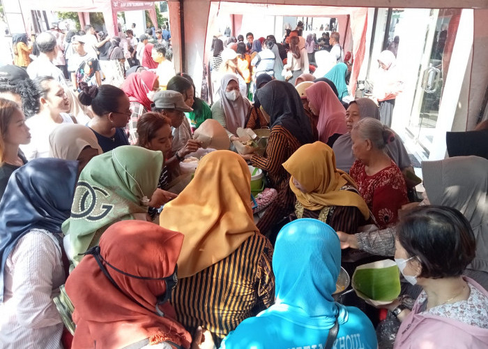 Sambut Hari Jadi Ke-819 Kabupaten Tulungagung, Ribuan Warga Serbu Makan Gratis