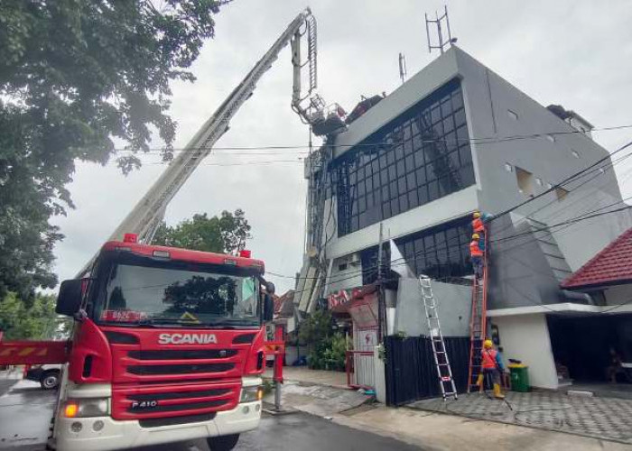 Evakuasi Tower Provider Roboh Di Joyoboyo Surabaya Libatkan Bronto Skylift