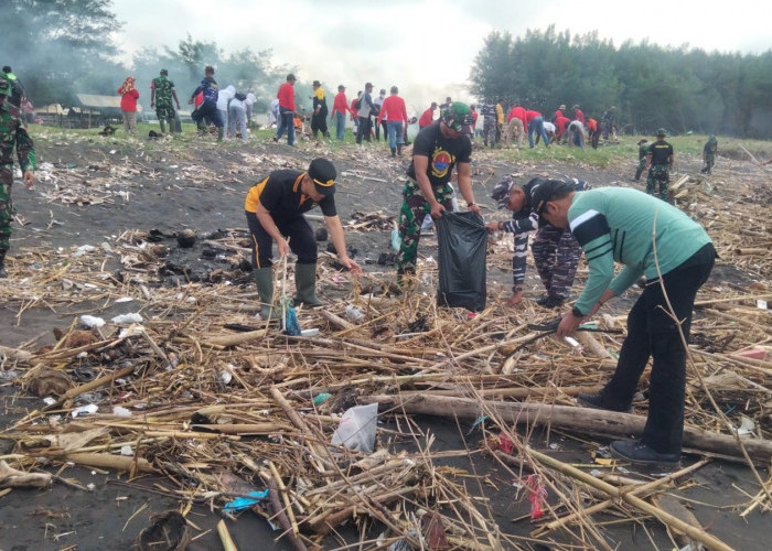 Jaga Ekosistem Pesisir, Sinergi TNI-Polri Bersihkan Sampah di Pantai Selatan Jember