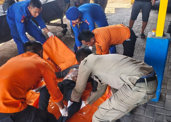 Jenazah Pria Tanpa Identitas Ditemukan Mengapung di Dermaga Jamrud Tanjung Perak