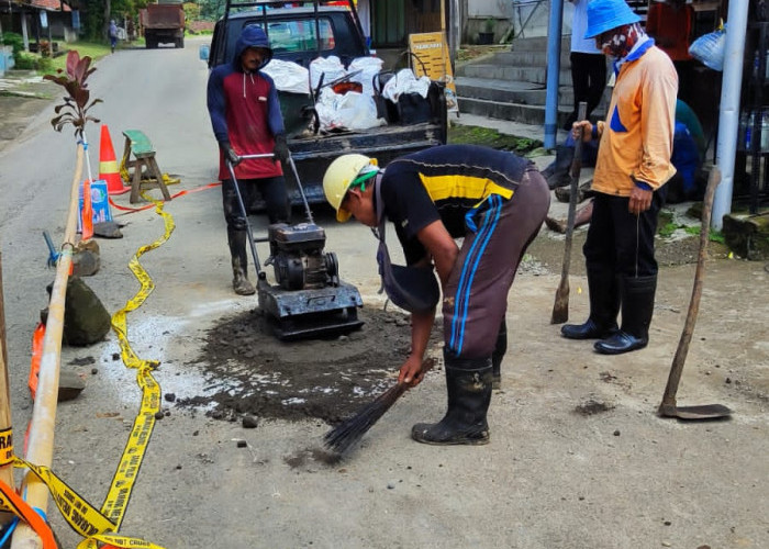 Dinas PUPR Tulungagung Tutup Sementara Lubang di Jalan Raya Kecamatan Sendang