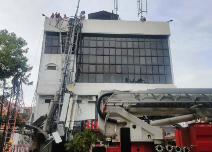 Tower Provider di Joyoboyo Surabaya Ambruk, Arus Lalu Lintas Ditutup Total