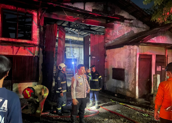 Diduga Korsleting Listrik, Gudang Eks Kayu di Tandes Dilalap Si Jago Merah