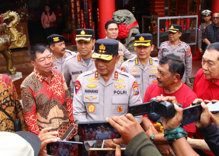 Puluhan Personil Polresta  Malang Kota Siaga di Klenteng Eng An Kiong