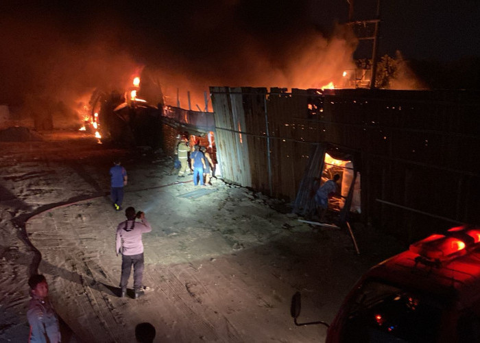 Amukan si Jago Merah Hanguskan Gudang Biji Plastik di Kedamean, 24 Personel Damkar Berjibaku 6 Jam