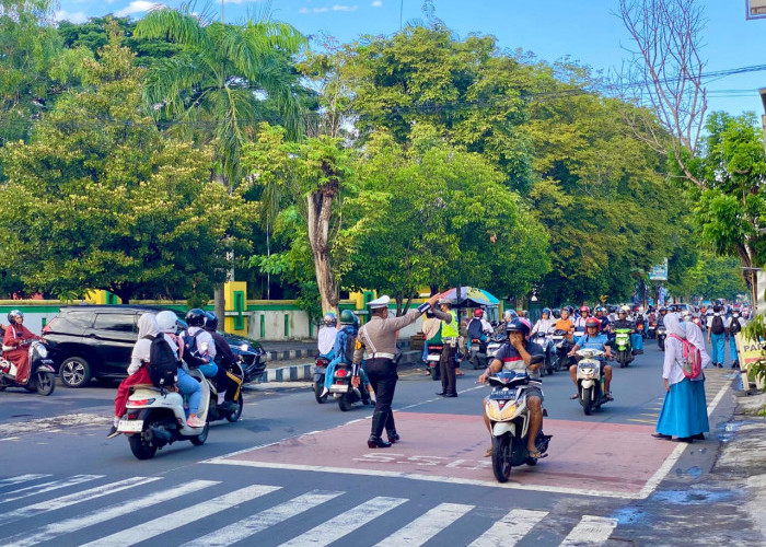 Kasat Lantas Polres Lumajang Turun Langsung Atur Lalu Lintas, Pastikan Keselamatan Pelajar