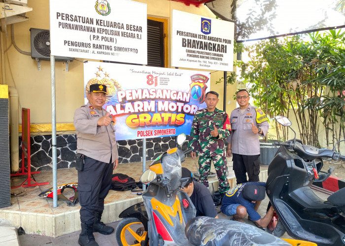 Cegah Curanmor, Polsek Simokerto Bagikan dan Pasang Alarm Motor Gratis untuk Warga