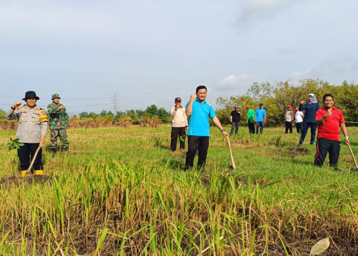 Polisi Bersama Forkopimda Tulangan Sinergi Bersih Lingkungan dan Tanam Pohon