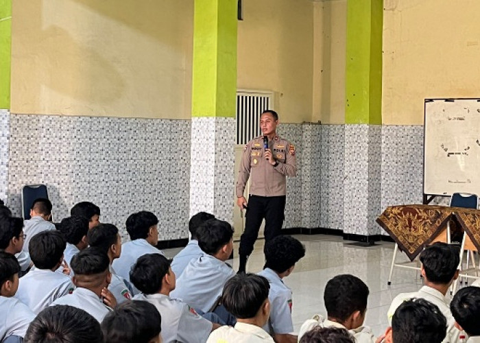 Cegah Kenakalan Remaja dan Bullying, Satbinmas Polresta Sidoarjo Beri Penyuluhan di  SMK YPM 4 Taman