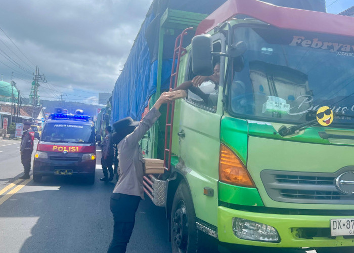 Polresta Banyuwangi Peduli, Bagikan Nasi Kotak kepada Sopir yang Antre di Jalur Ketapang