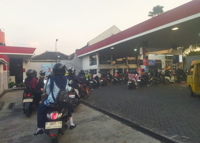 Antrean Pertalite Mengular di Sejumlah SPBU Jember, Warga Rela Menunggu hingga 30 Menit