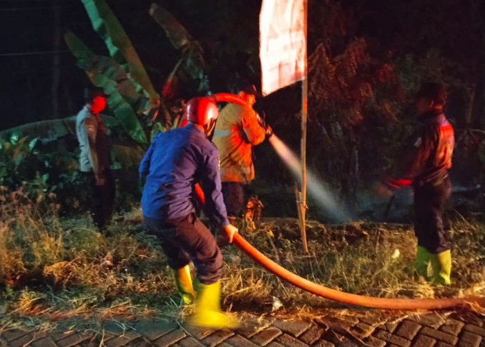 Padamkan Kebakaran Lahan Bambu di Kedunggalar, Polres Ngawi Imbau Warga Tak Bakar Sampah Sembarangan