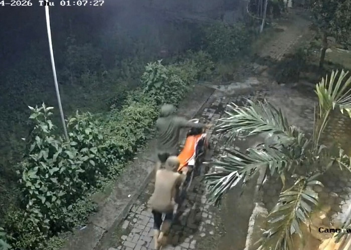 Komplotan Curanmor Bersenjata Pedang Teror Indekos di Purwosari Pasuruan Terekam CCTV