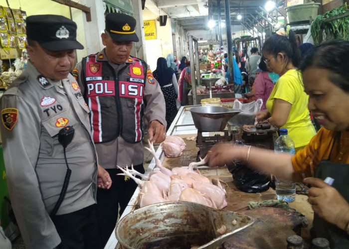 Polsek Wiyung Intensifkan Patroli Jalan Kaki, Jaga Keamanan Pasar Inpres