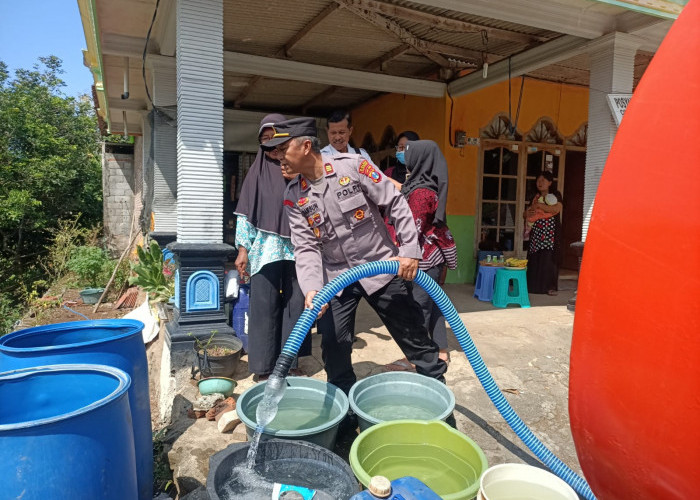 Polres Tulungagung Kirim 1.000 Liter Air ke Wilayah Kecamatan Besuki Imbas Kekeringan