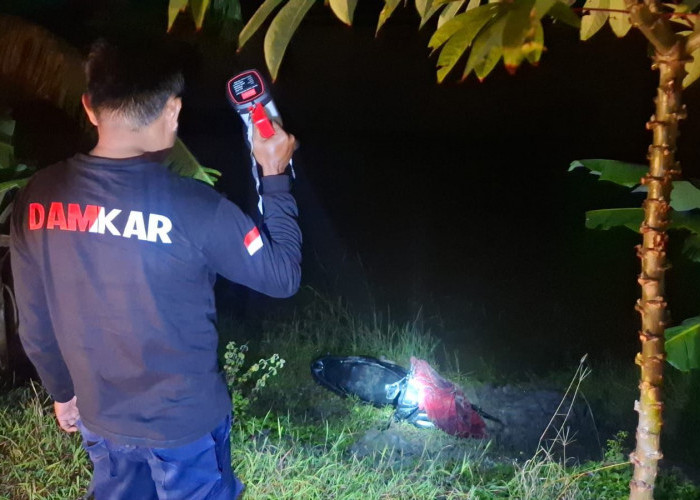 Aspal Berlubang Tertutup Genangan, Pemotor di Kebomas Terperosok ke Sawah hingga Dievakuasi Damkar