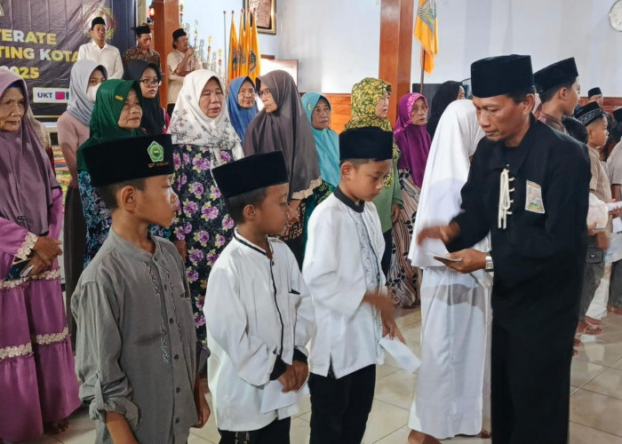 Komisariat Padepokan PSHT Cabang Nganjuk Pusat Madiun Gelar Penyerahan Sabuk Putih dan Santunan