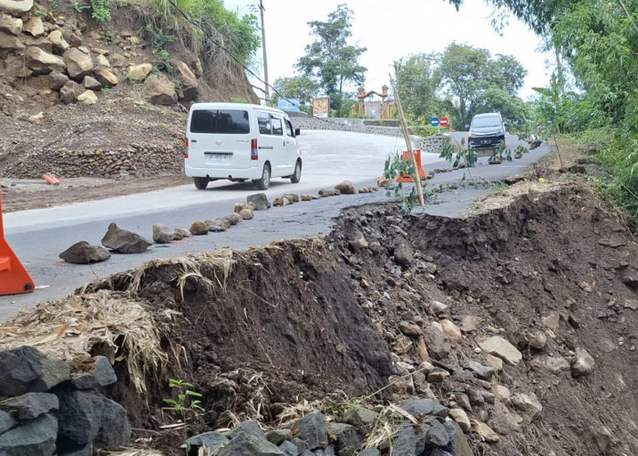 Longsor, Jalan Alternatif Penghubung Ngawi-Magetan Putus