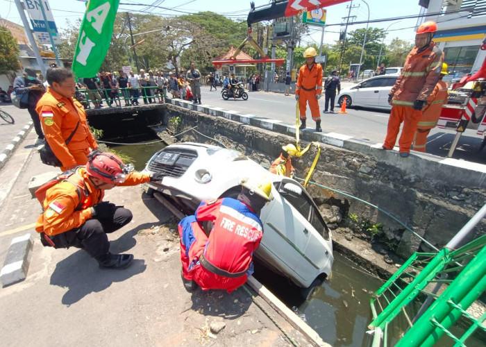 Pengemudi Pusing, Toyota Agya Tercebur Sungai di Jalan Arief Rahman Hakim