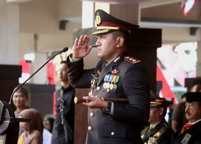Kapolres Probolinggo Pimpin Upacara Penurunan Bendera Merah Putih Peringatan HUT Ke-80 Kemerdekaan RI